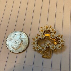 Vintage Daisy Floral Brooch in Gold and white